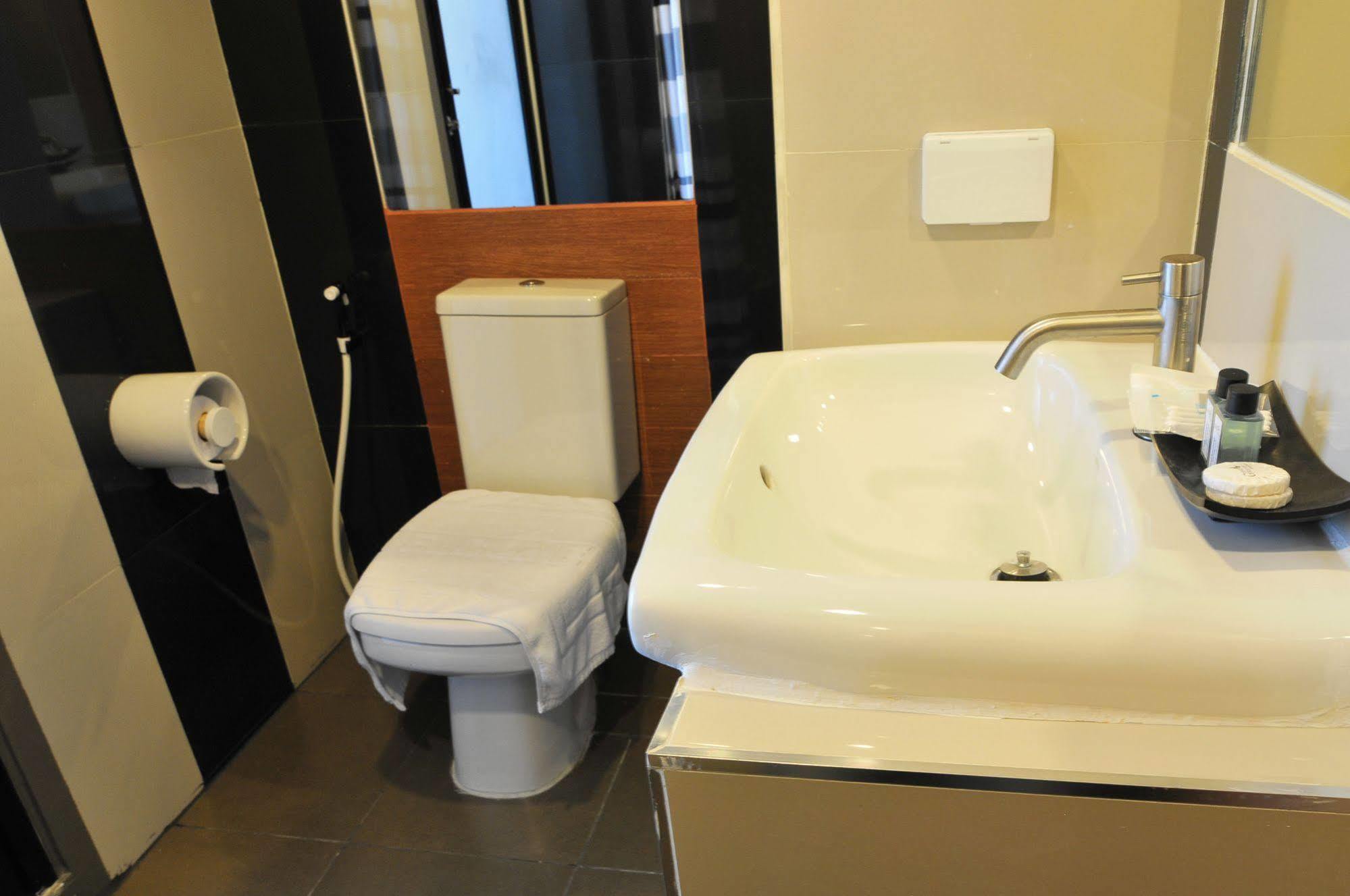 Grand Marina Residence Hotel Ban Laem Chabang Exterior foto